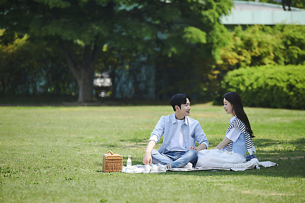 포토 JPG 주간 전신 커플 응시 공원 여자 남자 여유 데이트 휴식 함께함 사랑 미소 앉기 20대 성인 야외 두명 옆모습 소풍 다정 한국인 그늘 돗자리 연애 소풍바구니 성인만 국내포토 자연요소 시선 공공시설 감정 뷰포인트 컨셉 관계 모션 표정 사람 동양인 청년 야외활동 바구니 파일형식