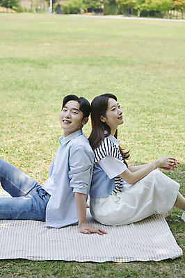 포토 JPG 주간 커플 공원 여자 남자 여유 데이트 휴식 함께함 사랑 미소 앉기 상반신 20대 성인 야외 두명 옆모습 소풍 다정 한국인 올려보기 등맞대기 돗자리 연애 손모으기 성인만 국내포토 자연요소 공공시설 감정 뷰포인트 컨셉 관계 모션 표정 사람 동양인 손짓 청년 야외활동 파일형식