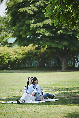 포토 JPG 주간 전신 커플 응시 공원 여자 남자 여유 데이트 휴식 나뭇잎 함께함 사랑 미소 앉기 20대 성인 야외 두명 앞모습 뒷모습 소풍 다정 한국인 등맞대기 그늘 돗자리 연애 성인만 국내포토 자연요소 시선 공공시설 감정 뷰포인트 컨셉 잎 관계 모션 표정 사람 동양인 청년 야외활동 파일형식