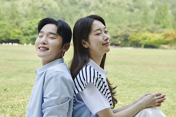 포토 JPG 주간 커플 공원 여자 남자 여유 데이트 휴식 함께함 사랑 미소 앉기 상반신 20대 성인 야외 두명 옆모습 소풍 눈감음 다정 한국인 등맞대기 고개들기 연애 성인만 국내포토 자연요소 공공시설 감정 뷰포인트 컨셉 관계 모션 표정 사람 동양인 청년 야외활동 파일형식