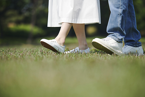 포토 JPG 주간 커플 공원 여유 데이트 발 휴식 함께함 사랑 잔디 야외 신체부위 소풍 걷기 다정 소프트포커스 연애 국내포토 자연요소 식물 공공시설 감정 컨셉 관계 모션 촬영기법 사람 야외활동 파일형식