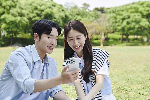 포토 JPG 주간 커플 응시 공원 여자 남자 여유 데이트 휴식 함께함 사랑 미소 들기 앉기 상반신 20대 성인 야외 두명 앞모습 스마트폰 소풍 다정 한국인 연애 보여주기 성인만 국내포토 자연요소 시선 공공시설 감정 뷰포인트 컨셉 관계 모션 표정 사람 동양인 청년 핸드폰 스마트기기 야외활동 파일형식