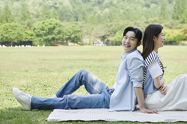 포토 JPG 주간 전신 커플 응시 공원 여자 남자 여유 데이트 휴식 함께함 사랑 미소 앉기 20대 성인 야외 두명 옆모습 소풍 다정 한국인 등맞대기 돗자리 연애 성인만 국내포토 자연요소 시선 공공시설 감정 뷰포인트 컨셉 관계 모션 표정 사람 동양인 청년 야외활동 파일형식