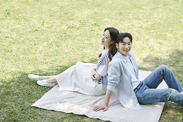 포토 JPG 주간 전신 커플 공원 여자 남자 여유 데이트 휴식 함께함 사랑 미소 앉기 20대 성인 야외 두명 옆모습 하이앵글 소풍 팔짱 다정 한국인 등맞대기 돗자리 연애 성인만 국내포토 자연요소 공공시설 감정 뷰포인트 컨셉 관계 모션 표정 사람 동양인 청년 야외활동 파일형식