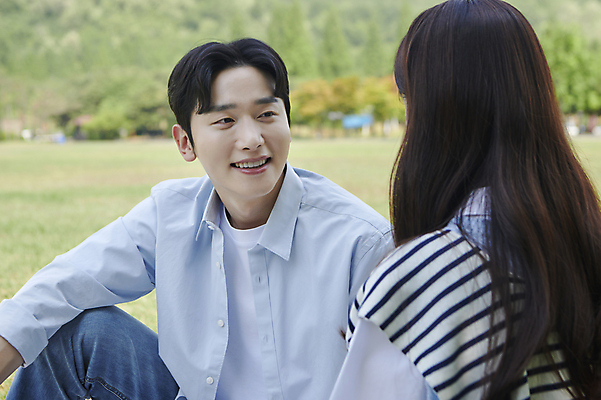 포토 JPG 주간 커플 공원 여자 남자 여유 데이트 휴식 함께함 사랑 미소 앉기 상반신 20대 성인 야외 두명 앞모습 뒷모습 소풍 마주보기 다정 한국인 연애 성인만 국내포토 자연요소 공공시설 감정 뷰포인트 컨셉 관계 모션 표정 사람 동양인 청년 야외활동 파일형식