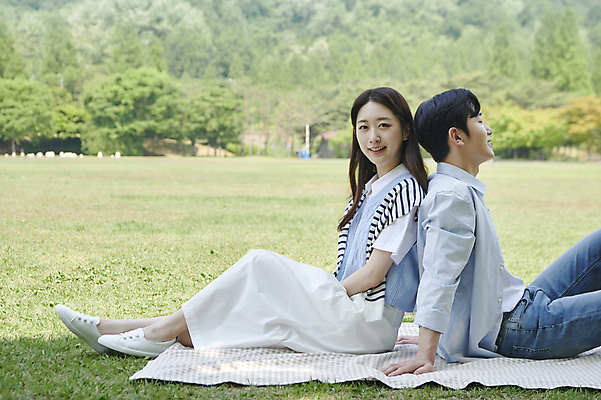 포토 JPG 주간 전신 커플 응시 공원 여자 남자 여유 데이트 휴식 함께함 사랑 미소 앉기 20대 성인 야외 두명 옆모습 소풍 눈감음 다정 한국인 등맞대기 돗자리 연애 성인만 국내포토 자연요소 시선 공공시설 감정 뷰포인트 컨셉 관계 모션 표정 사람 동양인 청년 야외활동 파일형식