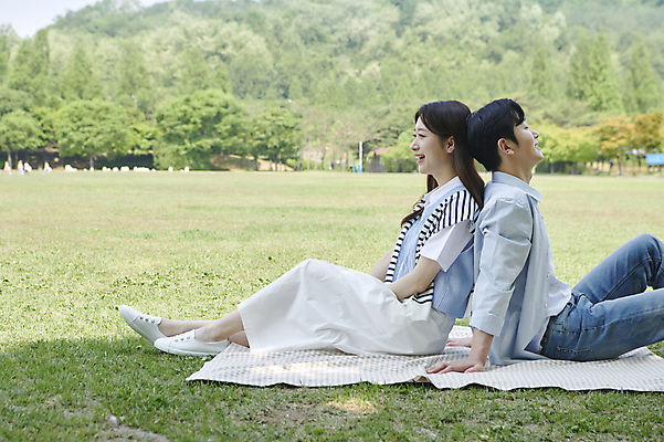 포토 JPG 주간 전신 커플 공원 여자 남자 여유 데이트 휴식 함께함 사랑 미소 앉기 20대 성인 야외 두명 옆모습 소풍 눈감음 다정 한국인 등맞대기 돗자리 연애 성인만 국내포토 자연요소 공공시설 감정 뷰포인트 컨셉 관계 모션 표정 사람 동양인 청년 야외활동 파일형식