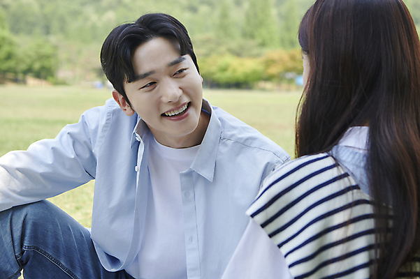 포토 JPG 주간 커플 공원 여자 남자 여유 데이트 휴식 함께함 사랑 미소 웃음 앉기 상반신 20대 성인 야외 두명 앞모습 뒷모습 소풍 마주보기 다정 한국인 연애 성인만 국내포토 자연요소 공공시설 감정 뷰포인트 컨셉 관계 모션 표정 사람 동양인 청년 야외활동 파일형식