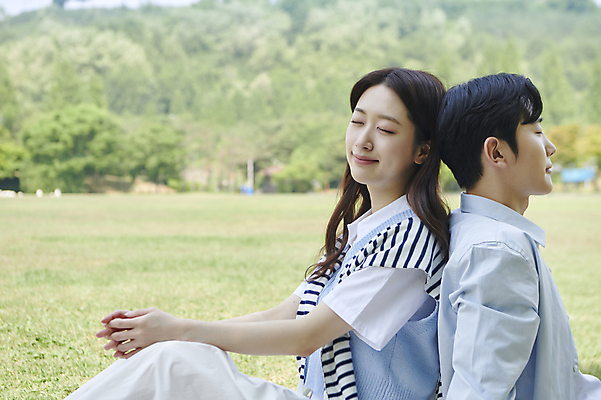 포토 JPG 주간 커플 공원 여자 남자 여유 데이트 휴식 함께함 사랑 미소 앉기 상반신 20대 성인 야외 두명 옆모습 소풍 눈감음 다정 한국인 등맞대기 연애 성인만 국내포토 자연요소 공공시설 감정 뷰포인트 컨셉 관계 모션 표정 사람 동양인 청년 야외활동 파일형식