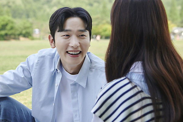 포토 JPG 주간 커플 공원 여자 남자 여유 데이트 휴식 함께함 사랑 미소 웃음 앉기 상반신 20대 성인 야외 두명 앞모습 뒷모습 소풍 마주보기 다정 한국인 연애 성인만 국내포토 자연요소 공공시설 감정 뷰포인트 컨셉 관계 모션 표정 사람 동양인 청년 야외활동 파일형식