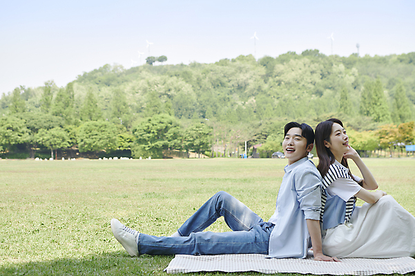 포토 JPG 주간 전신 커플 공원 여자 남자 여유 데이트 휴식 함께함 사랑 미소 앉기 20대 성인 야외 두명 옆모습 소풍 턱괴기 다정 한국인 올려보기 등맞대기 돗자리 연애 성인만 국내포토 자연요소 공공시설 감정 뷰포인트 컨셉 관계 모션 표정 사람 동양인 청년 야외활동 파일형식
