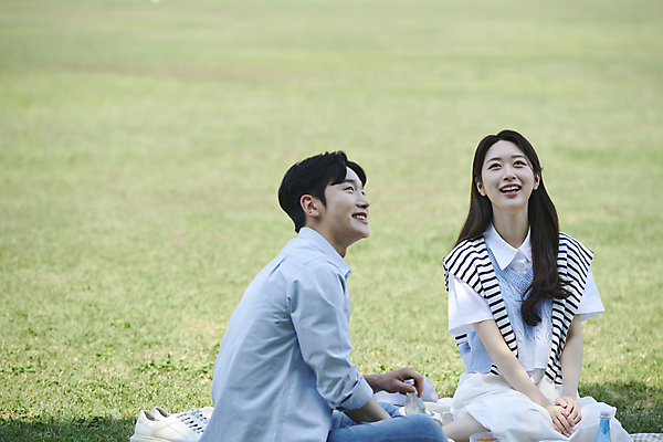 포토 JPG 주간 커플 공원 여자 남자 여유 데이트 휴식 함께함 사랑 미소 앉기 상반신 20대 성인 야외 두명 앞모습 옆모습 소풍 다정 한국인 올려보기 돗자리 연애 손모으기 성인만 국내포토 자연요소 공공시설 감정 뷰포인트 컨셉 관계 모션 표정 사람 동양인 손짓 청년 야외활동 파일형식
