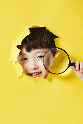 포토 JPG 스튜디오촬영 남자 종이 얼굴 어린이 돋보기 한명 미소 들기 소년 상반신 앞모습 노란색 한국인 관찰 호기심 찢어짐 소년한명만 국내포토 1 감정 뷰포인트 컬러 컨셉 모션 실내 표정 사람 동양인 신체부위 남자한명만 소년만 파일형식