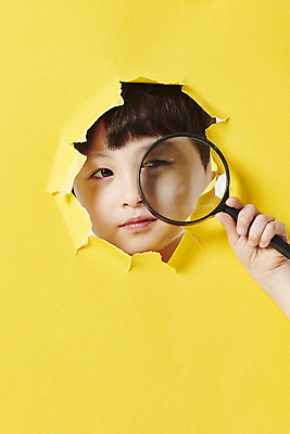 포토 JPG 스튜디오촬영 남자 종이 얼굴 어린이 돋보기 한명 들기 소년 상반신 앞모습 노란색 한국인 관찰 호기심 찢어짐 소년한명만 국내포토 1 감정 뷰포인트 컬러 컨셉 모션 실내 사람 동양인 신체부위 남자한명만 소년만 파일형식