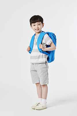 포토 JPG 스튜디오촬영 전신 응시 남자 초등학생 어린이 책가방 한명 서기 미소 소년 옆모습 한국인 매기 소년한명만 국내포토 1 학생 시선 뷰포인트 가방 모션 실내 표정 사람 동양인 남자한명만 소년만 파일형식