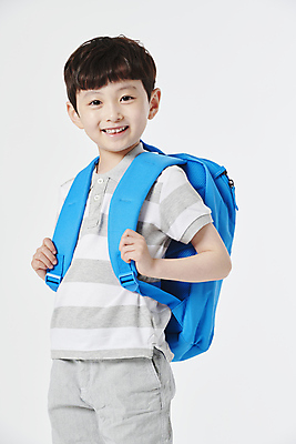 포토 JPG 스튜디오촬영 응시 남자 초등학생 어린이 책가방 한명 미소 소년 상반신 옆모습 한국인 잡기 매기 소년한명만 국내포토 1 학생 시선 뷰포인트 가방 모션 실내 표정 사람 동양인 남자한명만 소년만 파일형식