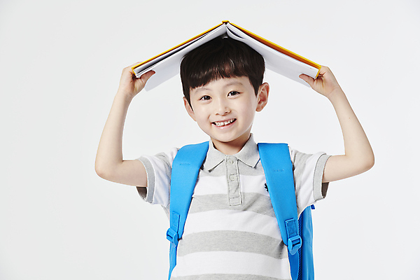 포토 JPG 스튜디오촬영 남자 초등학생 어린이 책가방 한명 미소 들기 소년 상반신 앞모습 책 독서 한국인 올리기 매기 소년한명만 국내포토 1 학생 뷰포인트 가방 모션 실내 표정 사람 동양인 남자한명만 소년만 파일형식