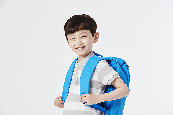 포토 JPG 스튜디오촬영 응시 남자 초등학생 어린이 책가방 한명 미소 소년 상반신 옆모습 책 독서 한국인 잡기 매기 소년한명만 국내포토 1 학생 시선 뷰포인트 가방 모션 실내 표정 사람 동양인 남자한명만 소년만 파일형식