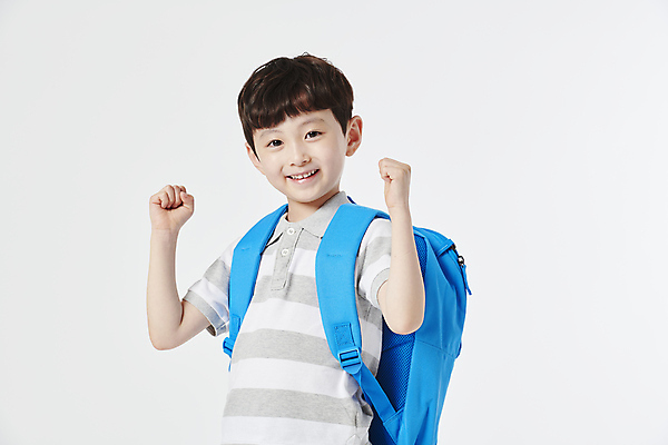 포토 JPG 스튜디오촬영 남자 초등학생 어린이 응원 책가방 한명 미소 소년 상반신 옆모습 파이팅 주먹 한국인 매기 소년한명만 국내포토 1 학생 뷰포인트 가방 모션 실내 표정 사람 동양인 남자한명만 소년만 파일형식
