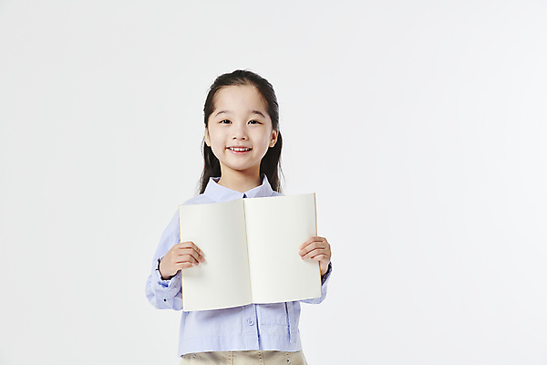 포토 JPG 스튜디오촬영 여자 초등학생 어린이 한명 미소 들기 소녀 상반신 앞모습 책 독서 한국인 보여주기 소녀한명만 국내포토 1 학생 뷰포인트 모션 실내 표정 사람 동양인 여자한명만 소녀만 파일형식