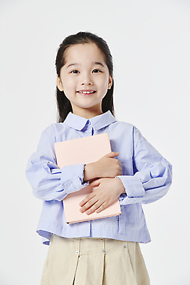 포토 JPG 스튜디오촬영 여자 초등학생 어린이 안기 한명 미소 들기 소녀 상반신 앞모습 책 독서 한국인 소녀한명만 국내포토 1 학생 뷰포인트 모션 실내 표정 사람 동양인 여자한명만 소녀만 파일형식