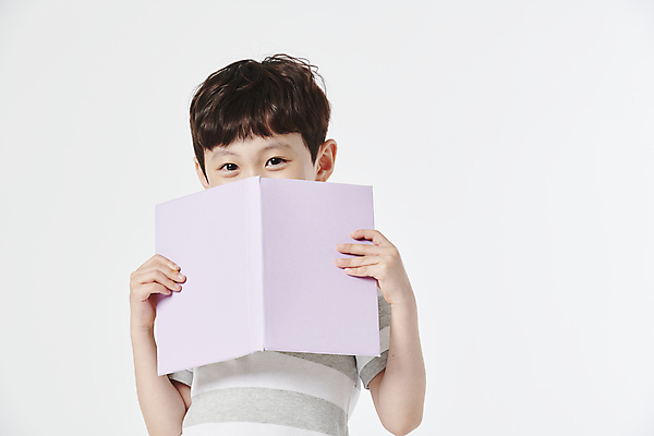 포토 JPG 스튜디오촬영 남자 초등학생 어린이 한명 들기 소년 상반신 앞모습 책 독서 한국인 얼굴가리기 소년한명만 국내포토 1 학생 뷰포인트 모션 실내 사람 동양인 가림 남자한명만 소년만 파일형식