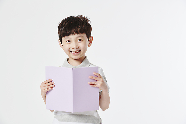 포토 JPG 스튜디오촬영 남자 초등학생 어린이 한명 미소 들기 소년 상반신 앞모습 책 독서 한국인 소년한명만 국내포토 1 학생 뷰포인트 모션 실내 표정 사람 동양인 남자한명만 소년만 파일형식
