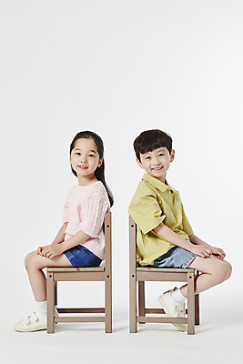 포토 JPG 스튜디오촬영 전신 응시 여자 남자 의자 미소 앉기 소녀 소년 두명 옆모습 주먹 한국인 어린이만 국내포토 시선 어린이 뷰포인트 가구 모션 실내 표정 사람 동양인 파일형식