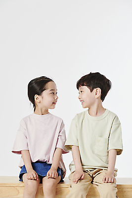 포토 JPG 스튜디오촬영 여자 남자 의자 미소 앉기 소녀 소년 상반신 두명 앞모습 마주보기 주먹 한국인 어린이만 국내포토 어린이 뷰포인트 가구 모션 실내 표정 사람 동양인 파일형식