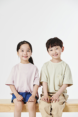 포토 JPG 스튜디오촬영 응시 여자 남자 의자 남매 미소 앉기 소녀 소년 상반신 두명 앞모습 주먹 한국인 어린이만 국내포토 시선 어린이 뷰포인트 가구 가족 모션 실내 표정 사람 동양인 파일형식
