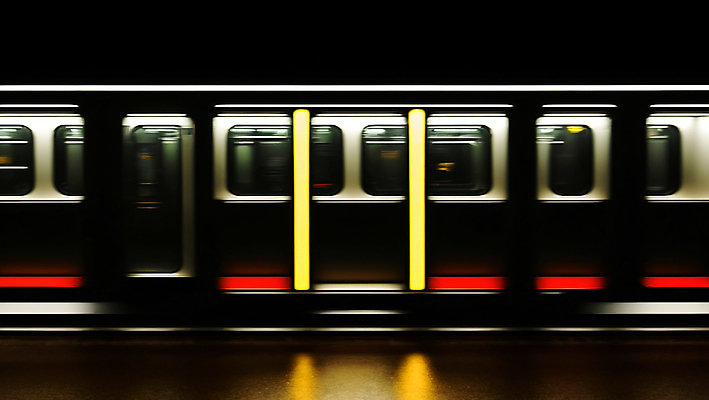 JPG 편집이미지 라이프스타일 창문 사람없음 빛 반사 문 검은색 전철 디지털합성 네온 편집실사 AI포토 AI콘텐츠 육상교통 컬러 대중교통 생활 CG 파일형식