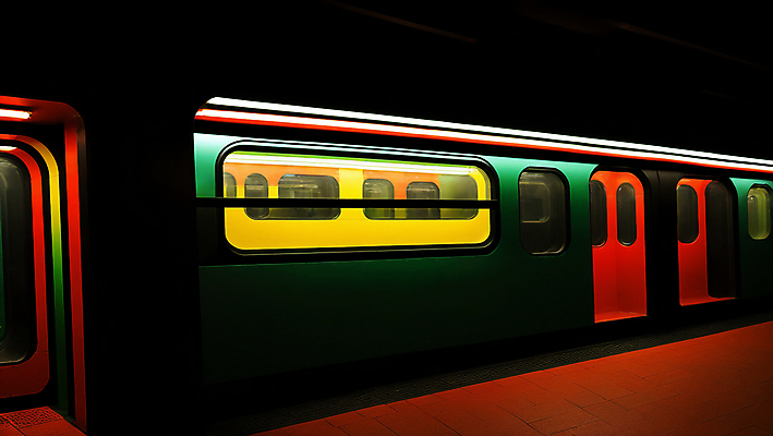 JPG 편집이미지 라이프스타일 창문 사람없음 초록색 빛 문 전철 디지털합성 네온 다홍색 편집실사 AI포토 AI콘텐츠 육상교통 컬러 대중교통 생활 CG 파일형식