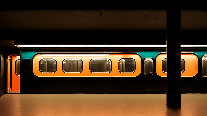 JPG 편집이미지 라이프스타일 창문 사람없음 빛 노란색 문 검은색 전철 디지털합성 네온 편집실사 AI포토 AI콘텐츠 육상교통 컬러 대중교통 생활 CG 파일형식