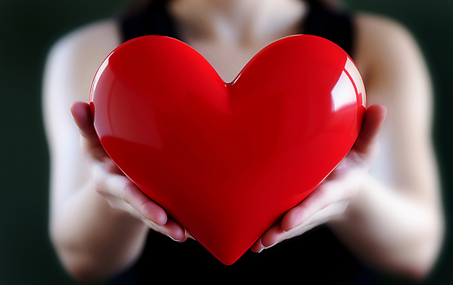 JPG 편집이미지 여자 사랑 한명 들기 상반신 성인 빨간색 하트 마음 디지털합성 성인여자한명만 편집소스 편집실사 AI인물포토 AI콘텐츠 모양 1 감정 컬러 모션 사람 CG 여자한명만 성인여자만 파일형식 AI포토