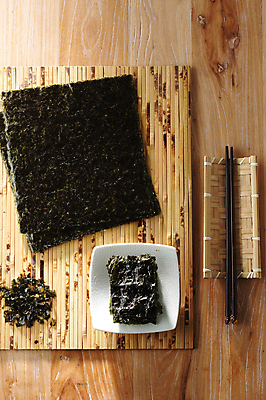 포토 JPG 탁자 사람없음 하이앵글 김 종지 나무젓가락 김발 나무발 수저받침대 나무배경 국내포토 그릇 뷰포인트 가구 백그라운드 젓가락 해조류 받침대 파일형식