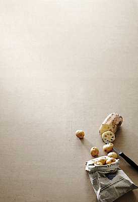 포토 JPG 감자 사람없음 종이봉투 칼 자르기 연근 베이지색 카피스페이스 국내포토 컬러 채소 모션 봉투 공백 파일형식