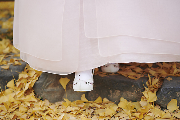 포토 JPG 주간 한국전통 낙엽 발 바닥 근접촬영 야외 신체부위 걷기 가을 한복 땅 은행잎 꽃신 국내포토 자연요소 전통 계절 뷰포인트 신발 잎 모션 전통소품 한국 사람 전통의상 파일형식