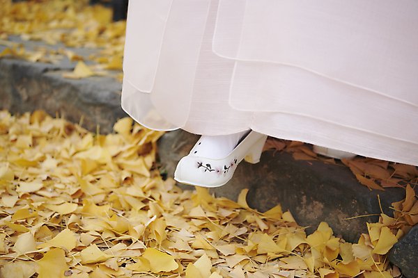 포토 JPG 주간 한국전통 낙엽 발 바닥 근접촬영 야외 신체부위 걷기 가을 한복 땅 은행잎 꽃신 국내포토 자연요소 전통 계절 뷰포인트 신발 잎 모션 전통소품 한국 사람 전통의상 파일형식
