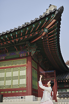 포토 JPG 주간 한국전통 여자 서울 한명 손짓 상반신 20대 성인 야외 옆모습 손들기 한국인 가을 한복 고개들기 경복궁 단아함 성인여자한명만 국내포토 자연요소 1 전통 계절 뷰포인트 모션 한국 사람 동양인 청년 궁전 전통의상 여자한명만 성인여자만 파일형식