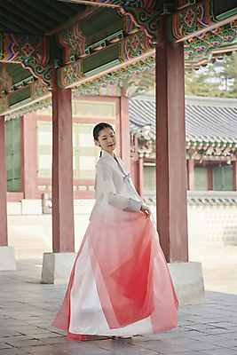 포토 JPG 주간 전신 한국전통 여자 서울 한명 미소 20대 성인 야외 옆모습 한국인 가을 잡기 뒤돌아보기 한복 경복궁 단아함 성인여자한명만 국내포토 자연요소 1 전통 계절 뷰포인트 모션 한국 표정 사람 동양인 청년 궁전 전통의상 여자한명만 성인여자만 파일형식