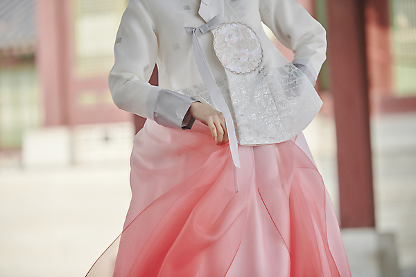 포토 JPG 주간 한국전통 손 여자 서울 한명 상반신 20대 성인 야외 앞모습 아웃포커스 한국인 가을 잡기 한복 경복궁 단아함 성인여자한명만 국내포토 자연요소 1 전통 계절 뷰포인트 모션 한국 촬영기법 사람 동양인 청년 신체부위 궁전 전통의상 여자한명만 성인여자만 파일형식