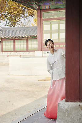 포토 JPG 주간 전신 한국전통 여자 서울 한명 미소 20대 성인 야외 앞모습 한국인 가을 기둥 한복 경복궁 단아함 성인여자한명만 나오기 국내포토 자연요소 1 전통 계절 건축 뷰포인트 모션 한국 표정 사람 동양인 청년 궁전 전통의상 여자한명만 성인여자만 파일형식