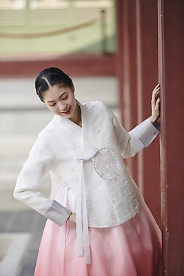 포토 JPG 주간 한국전통 여자 서울 한명 미소 상반신 20대 성인 야외 앞모습 아웃포커스 한국인 가을 기둥 한복 경복궁 단아함 성인여자한명만 내려보기 나오기 국내포토 자연요소 1 전통 계절 건축 뷰포인트 모션 한국 촬영기법 표정 사람 동양인 청년 궁전 전통의상 여자한명만 성인여자만 파일형식