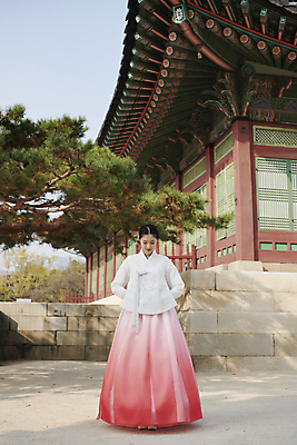 포토 JPG 주간 전신 한국전통 여자 서울 고개숙이기 한명 서기 20대 성인 야외 앞모습 한국인 가을 인사 소나무 한복 경복궁 단아함 성인여자한명만 국내포토 자연요소 나무 1 전통 계절 뷰포인트 모션 한국 숙이기 사람 동양인 청년 궁전 예절 전통의상 여자한명만 성인여자만 파일형식