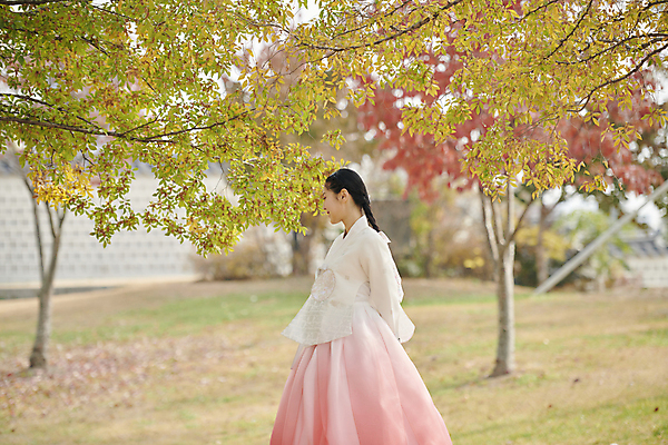 포토 JPG 주간 한국전통 여자 단풍 단풍나무 서울 한명 상반신 20대 성인 야외 옆모습 걷기 한국인 가을 한복 뒷짐 경복궁 단아함 성인여자한명만 국내포토 자연요소 나무 1 전통 계절 뷰포인트 잎 모션 한국 사람 동양인 청년 궁전 전통의상 여자한명만 성인여자만 파일형식