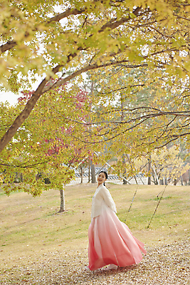 포토 JPG 주간 전신 한국전통 여자 단풍 단풍나무 서울 한명 20대 성인 야외 옆모습 걷기 한국인 가을 뒤돌아보기 한복 뒷짐 경복궁 단아함 성인여자한명만 국내포토 자연요소 나무 1 전통 계절 뷰포인트 잎 모션 한국 사람 동양인 청년 궁전 전통의상 여자한명만 성인여자만 파일형식