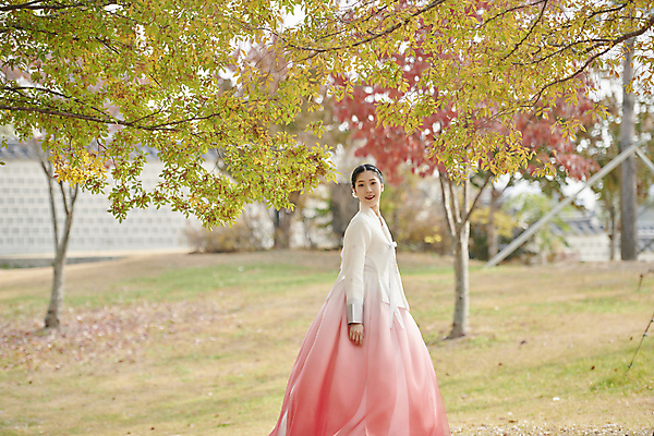 포토 JPG 주간 한국전통 여자 단풍 단풍나무 서울 한명 미소 상반신 20대 성인 야외 옆모습 걷기 한국인 가을 한복 경복궁 단아함 성인여자한명만 국내포토 자연요소 나무 1 전통 계절 뷰포인트 잎 모션 한국 표정 사람 동양인 청년 궁전 전통의상 여자한명만 성인여자만 파일형식