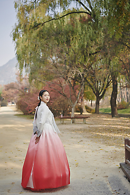 포토 JPG 주간 전신 한국전통 여자 서울 한명 20대 성인 야외 옆모습 걷기 한국인 가을 뒤돌아보기 한복 뒷짐 경복궁 단아함 성인여자한명만 국내포토 자연요소 1 전통 계절 뷰포인트 모션 한국 사람 동양인 청년 궁전 전통의상 여자한명만 성인여자만 파일형식