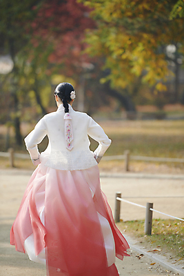 포토 JPG 주간 전신 한국전통 여자 서울 한명 20대 성인 야외 뒷모습 아웃포커스 걷기 한국인 가을 잡기 한복 경복궁 단아함 성인여자한명만 국내포토 자연요소 1 전통 계절 뷰포인트 모션 한국 촬영기법 사람 동양인 청년 궁전 전통의상 여자한명만 성인여자만 파일형식