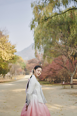 포토 JPG 주간 한국전통 여자 서울 한명 상반신 20대 성인 야외 옆모습 한국인 가을 한복 뒷짐 경복궁 단아함 성인여자한명만 내려보기 국내포토 자연요소 1 전통 계절 뷰포인트 모션 한국 사람 동양인 청년 궁전 전통의상 여자한명만 성인여자만 파일형식